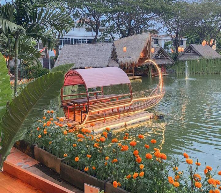Menikmati romantic dinner di atas kapal