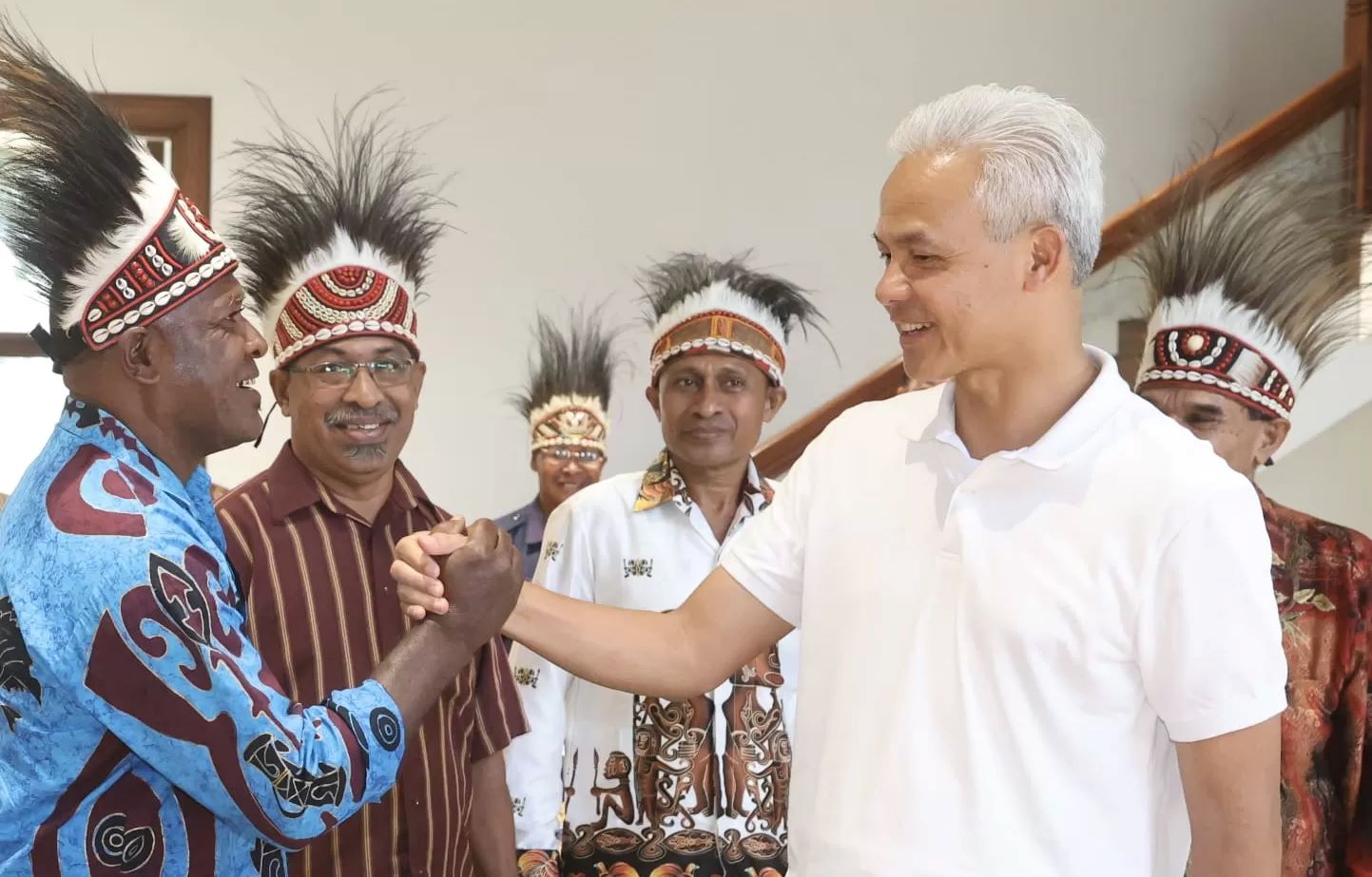Ganjar Pranowo menerima kunjungan para ketua adat di Papua untuk menyampaikan dukungan, Sabtu (21/10).
