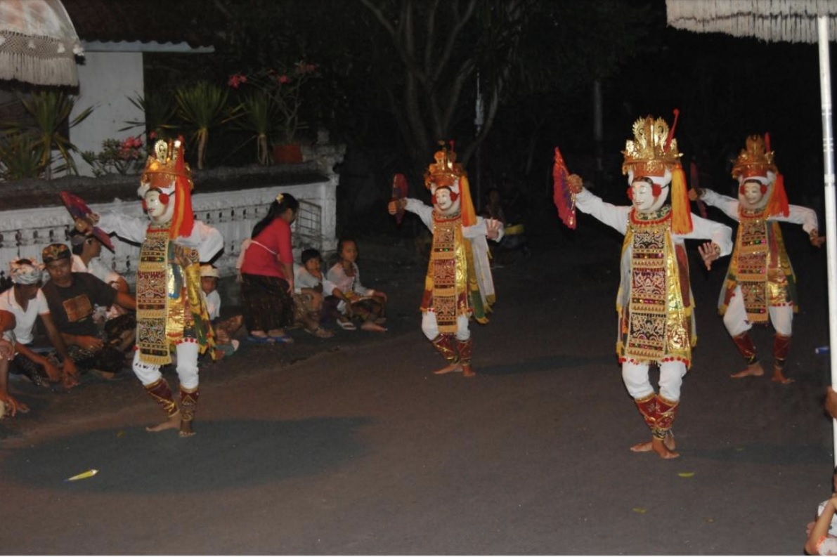 TARI TELEK: Tari Telek di Desa Jumpai, Kecamatan Klungkung, Kabupaten Klungkung punya pakem tersendiri, bernama gerak kambing buang (birahi).