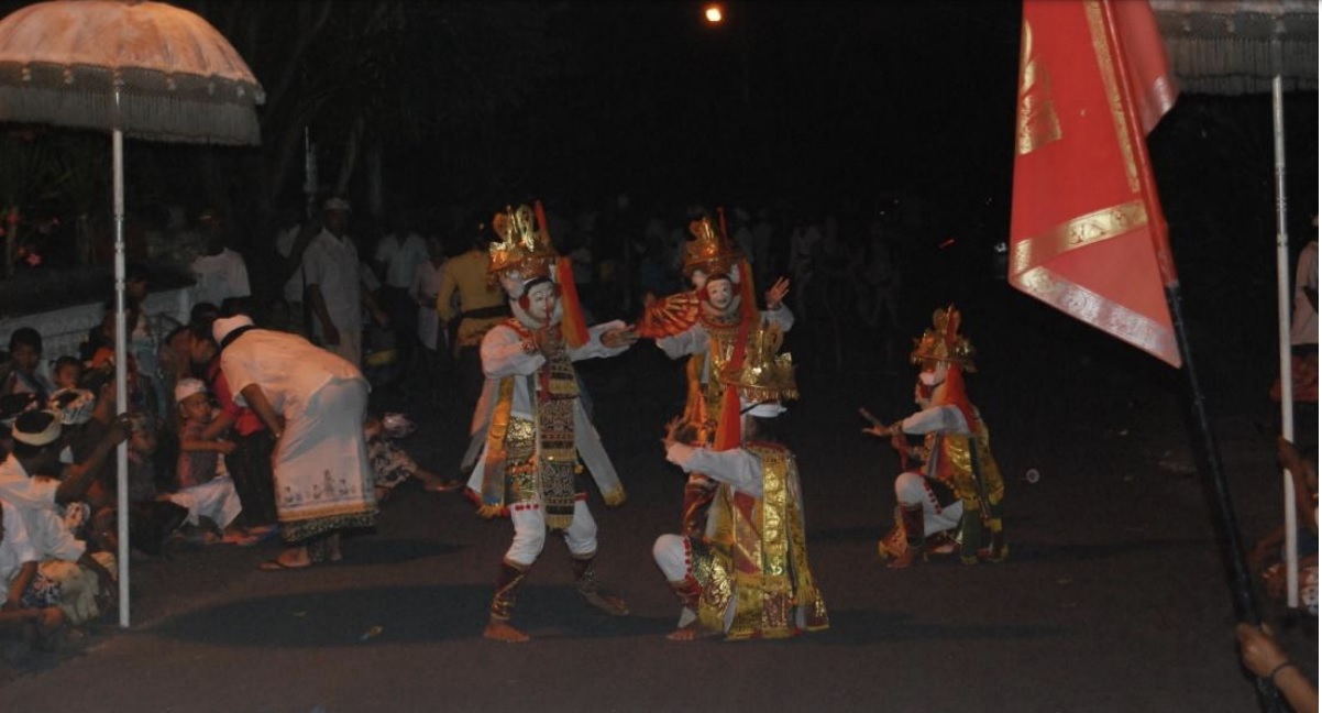 JAGA: Pementasan tari telek di Desa Jumpai Klungkung digelar tiap 15 hari sekali. Ternyata ada tujuan mulia di balik pementasan tersebut.