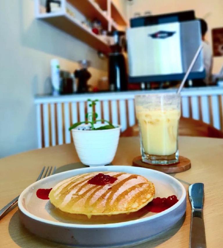 POPULER: Di kota Singaraja, khususnya di Abuela Coffee Shop, pancake menjadi camilan unggulan yang populer karena rasanya yang manis, legit dan tebal.