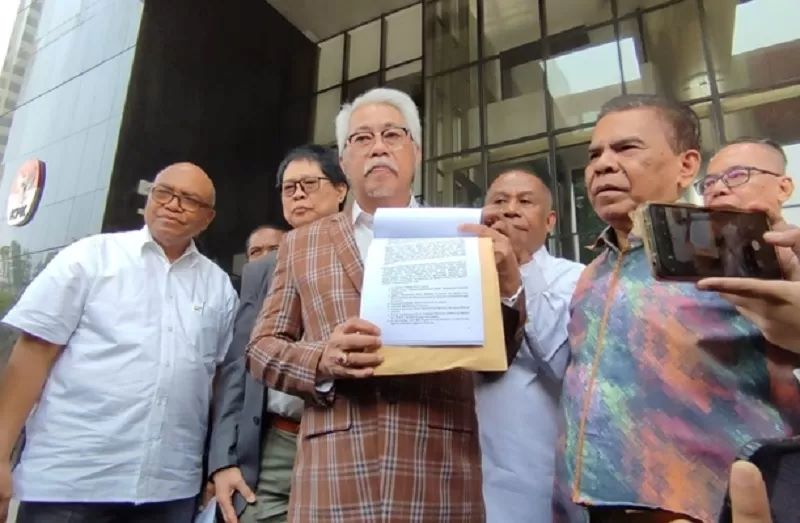 Tim Pembela Demokrasi Indonesia (TPDI) yang dikoordinatori Erick S Paat melaporkan Jokowi, Gibran, Kaesang dan Ketua MK Anwar Usman ke KPK, Senin (23/10).