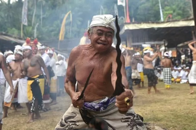 MINTONIN: Mintonin dalam tradisi kerauhan di Bali adalah untuk  memastikan kebenaran pesan dari Ida Sesuhunan.