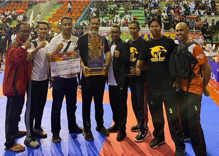 PRESTASI : Tim Karateka Garuda Emas yang berhasil meraih peringkat umum kedua Badung Open Internasional Karate Championship.