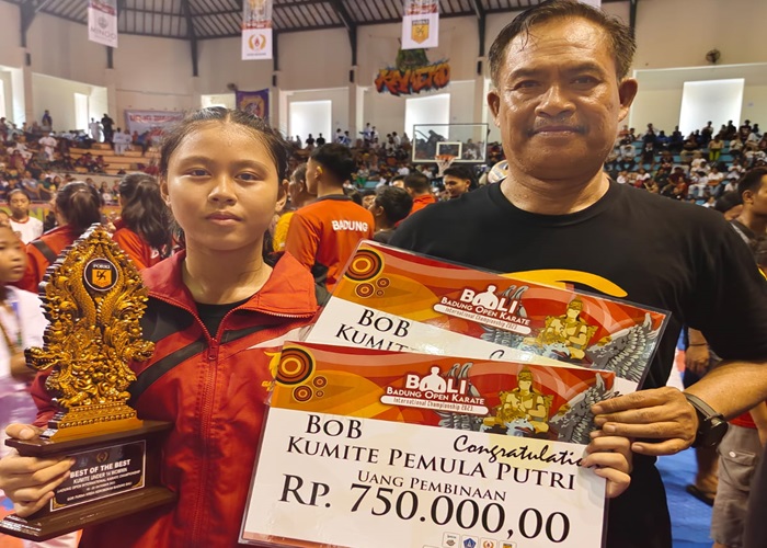 PRESTASI : Tim Karateka Garuda Emas yang berhasl meraih peringkat umum kedua Badung Open Internasional Karate Championship.