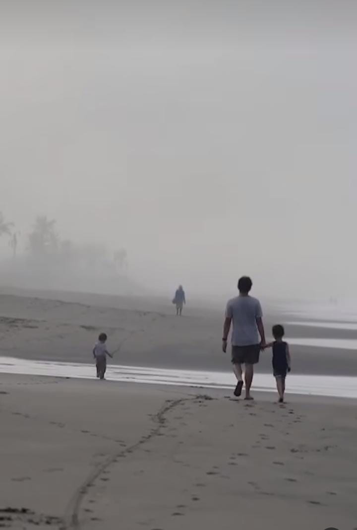 BERKABUT: Salah satu pantai di wilayah Tabanan diselimuti kabut tebal. Bukan kabut akibat kebakaran, melainkan kabut adveksi.