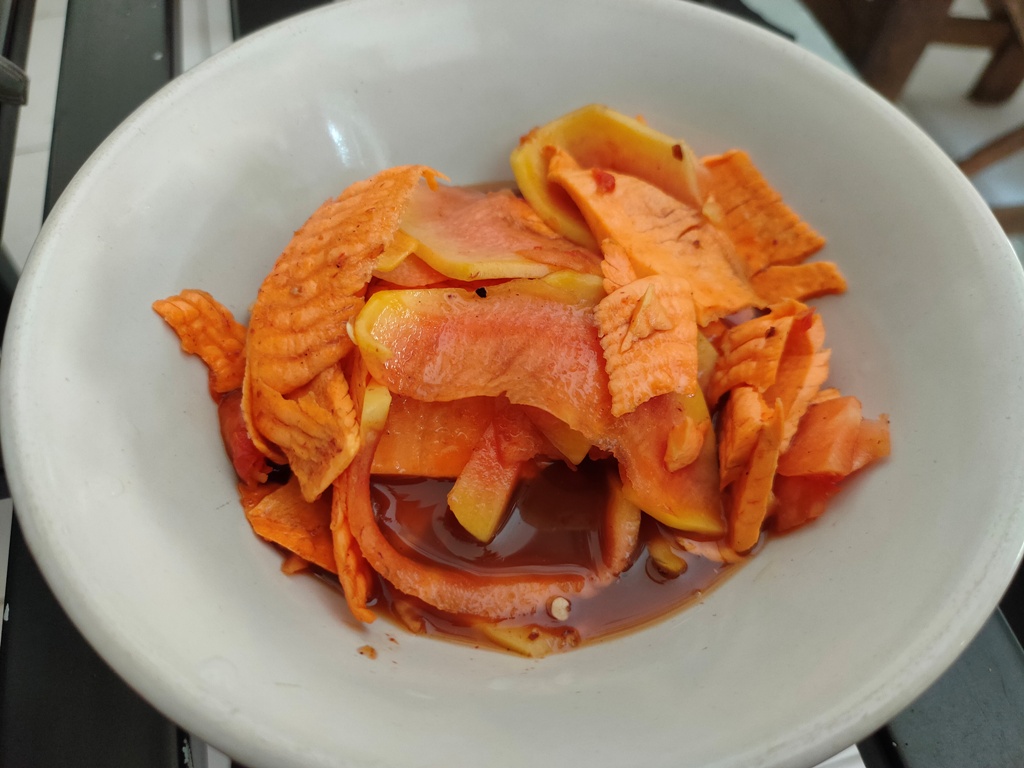 RUJAK BANCIH: Rujak bancih hanya ada di Singaraja. Perpaduan rasa pedas dan asam sangat menggoda dan bikin ngiler.