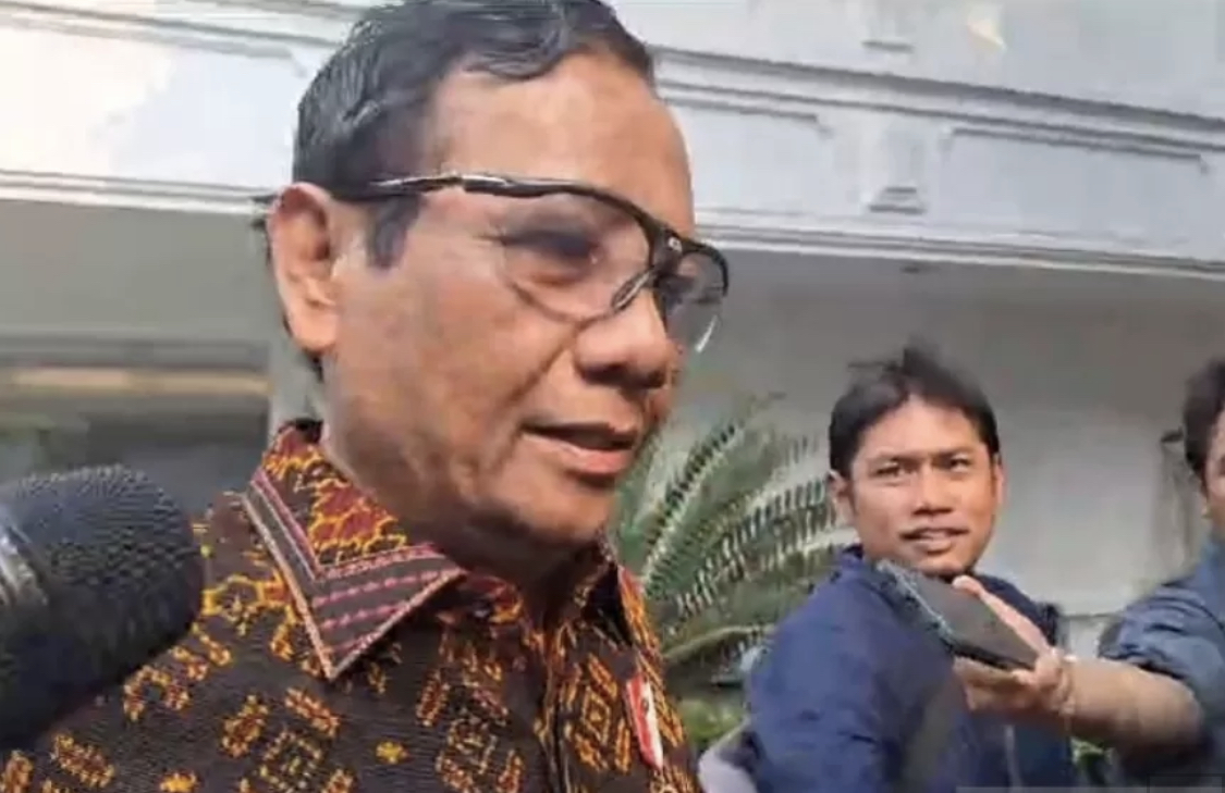 Cawapres Mahfud MD yang juga Menko Polhukam saat akan menghadap Presiden Jokowi di Istana Kepresidenan, Selasa (24/10).