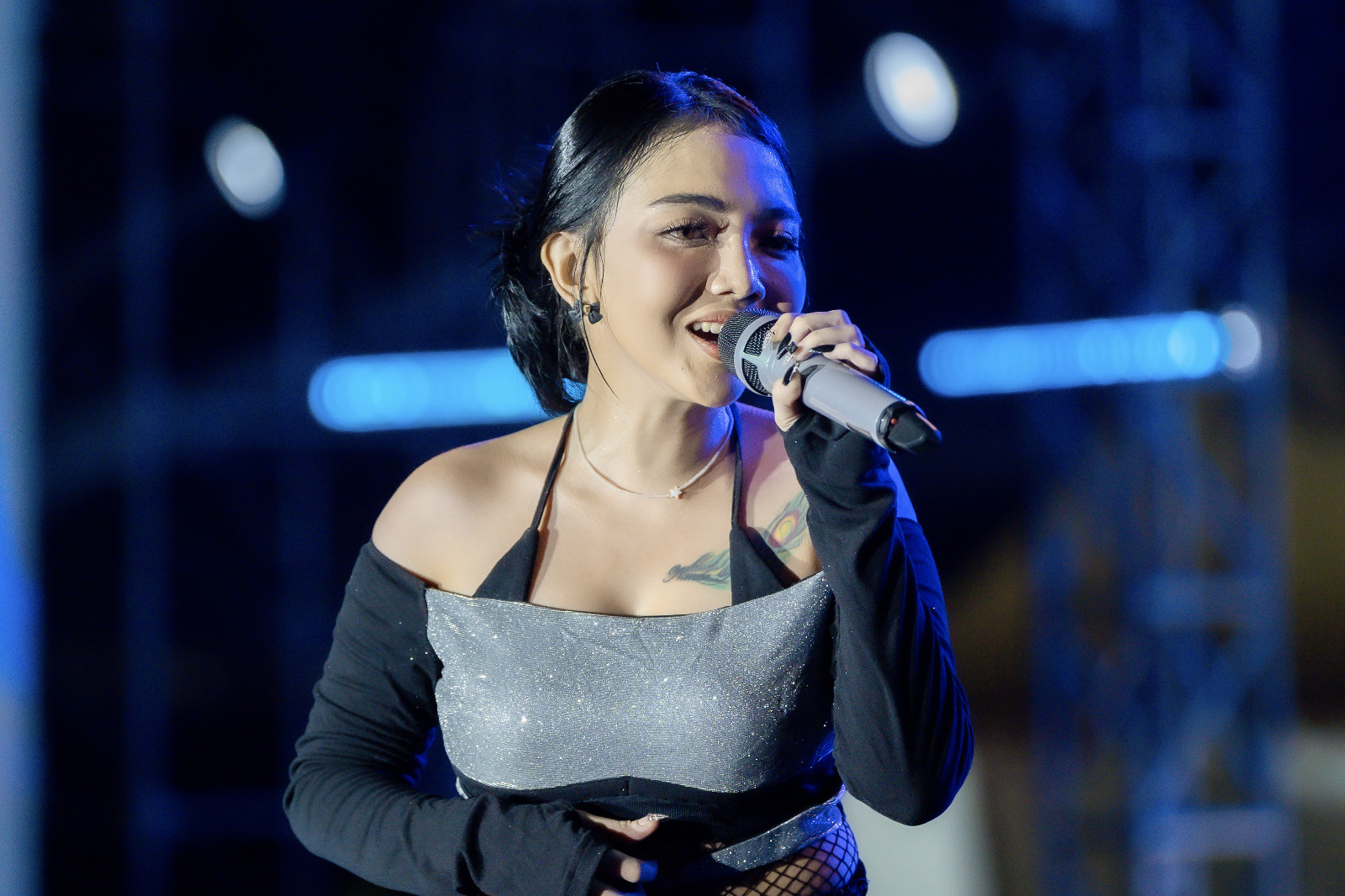 Penyanyi dangdut Syahiba Saufa yang mengoleksi 22 tatto di tubuhnya.