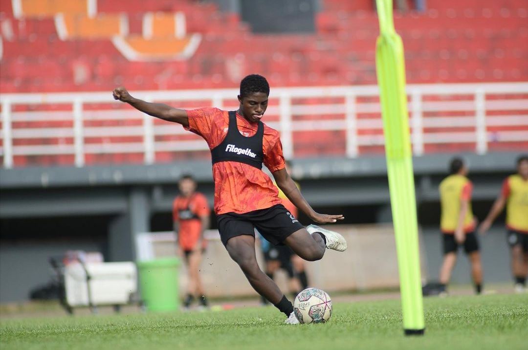 Pemain Borneo FC U20, Hugo Samir, kembali terkena sanksi setelah terlibat insiden dengan pemain Persib Bandung.