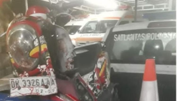 Sepeda motor terlibat kecelakaan di depan Mal Living World Denpasar Senin, 23 Oktober 2023 malam.