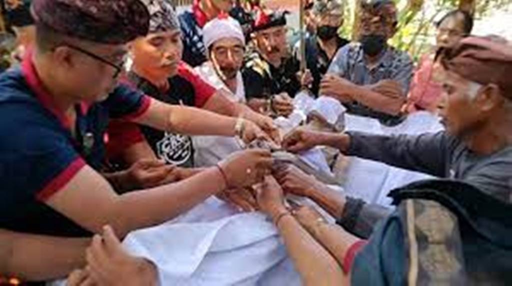 NYIRAMIN LAYON: Upacara nyiramin layon merupakan bagian dari upacara pitra yadnya atau disebut dengan upacara atiwa-tiwa.