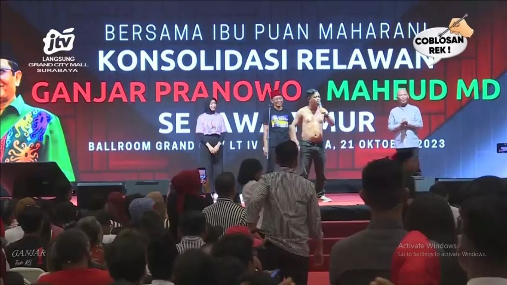 Seorang relawan Jokowi di Surabaya melepas baju bertuliskan