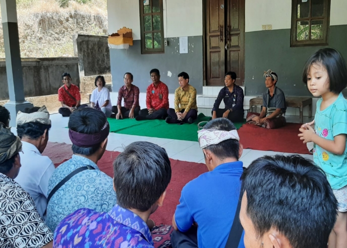 Bupati Suwirta dan Perumda Panca Mahottama saat menggelar pertemuan dengan warga.