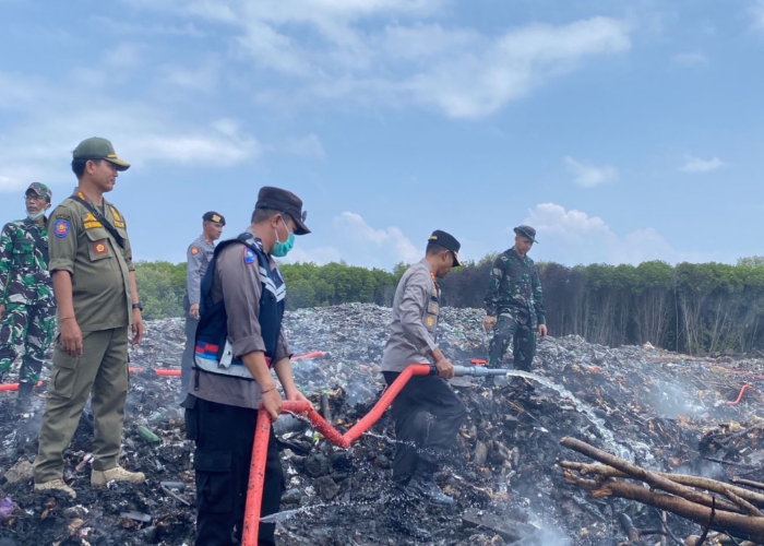 UPAYA : Proses penanganan kebakaran tumpukan sampah di TPA Jungutbatu, Nusa Penida, Klungkung, Rabu (25/10).