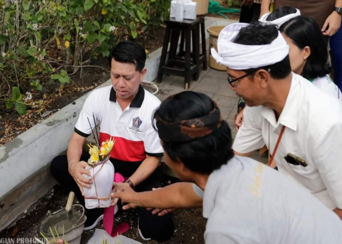 PERTAMA : Bupati Suwirta saat peletakan Batu pertama gedung Hemodialisa di UPTD RSUD Gema Santi Nusa Penida, Rabu (25/10).