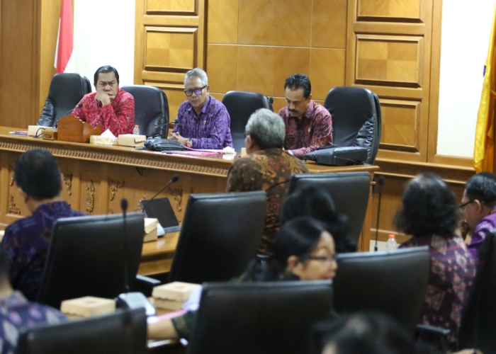 RAPAT: Pelaksanaan rapat antara Komisi IV DPRD Badung bersama sejumlah OPD di Pemkab Badung, Selasa (24/10).