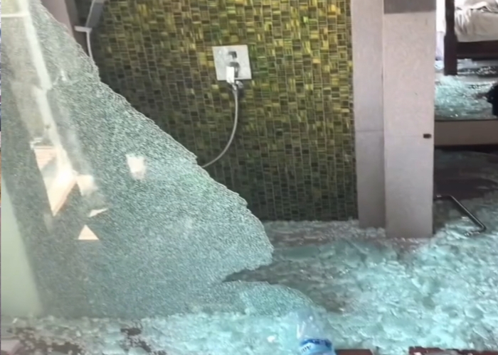 HANCUR: Kondisi salah satu kamar Anshel Hotel di Seminyak yang kacanya pecah berserakan dan barang-barangnya diacak-acak.