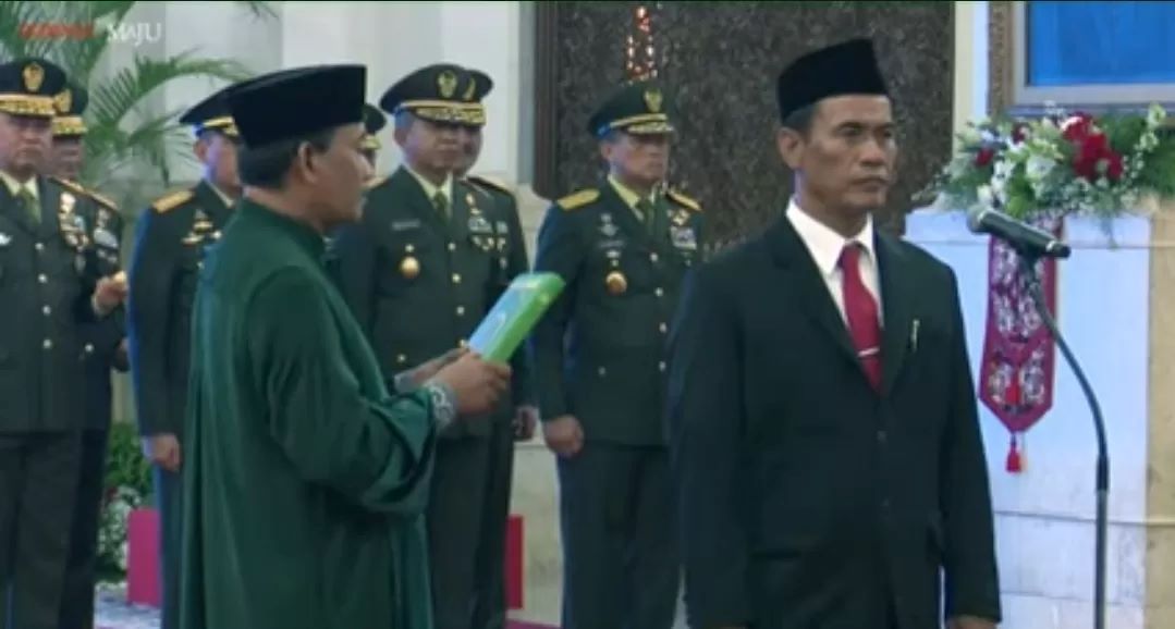 Presiden Jokowi melantik Amran Sulaiman sebagai mentan menggantikan Syahrul Yasin Limpo, Rabu (25/10).