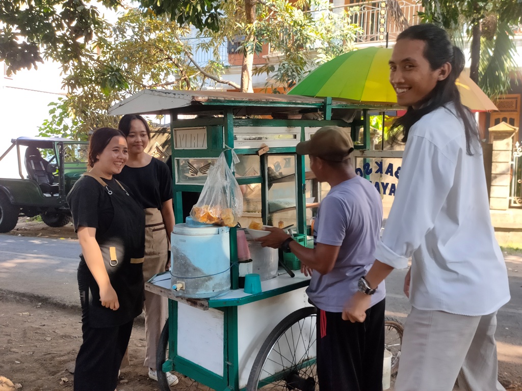 BAKSO: Bakso Pak Salim yang ramai pembeli. Pelanggannya lebih banyak anak muda yang sedang nongkrong.