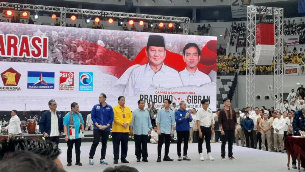 Pasangan Prabowo-Gibran didampingi pimpinan partai koalisi menyapa relawan dan pendukung di Indonesia Arena GBK, Senayan, Jakarta, Rabu (25/10).