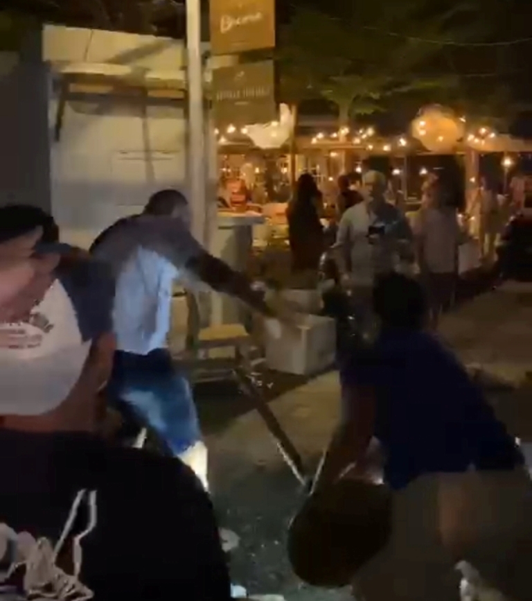 DIHAJAR: Tangkapan layar dua bule dihajar ramai-ramai menggunakan kayu dan besi di dekat Atlas Super Club, Jalan Pantai Berawa, Canggu, Kuta Utara, Badung, pada Senin (23/10) malam.