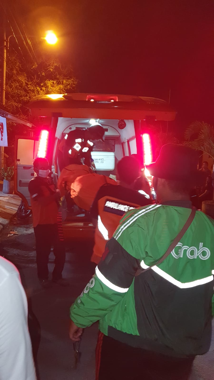 EVAKUASI: BPBD Kota Denpasar mengevakuasi jenazah Am ke  RSUP Prof Ngoerah. Pria asal Jember ini ditemukan tewas tergantung di tower kos-kosan. Pria itu sempat menghubungi anaknya yang sakit.