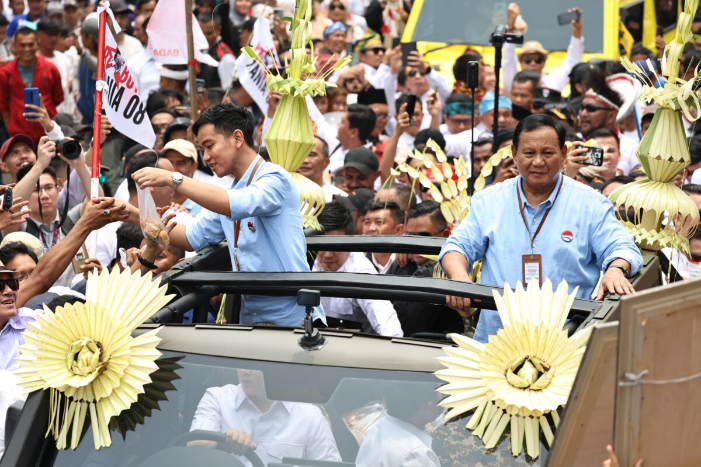 Moment Gibran Bagi-bagi tahu Sumedang jelang daftar cawapres