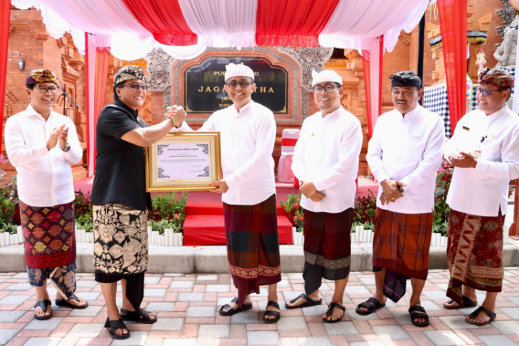 Walikota Denpasar, I Gusti Ngurah Jaya Negara saat menerima bantuan Dana Hibah dan Bantuan Keuangan Khusus (BKK) dari Bupati Badung, I Nyoman Giri Prasta.