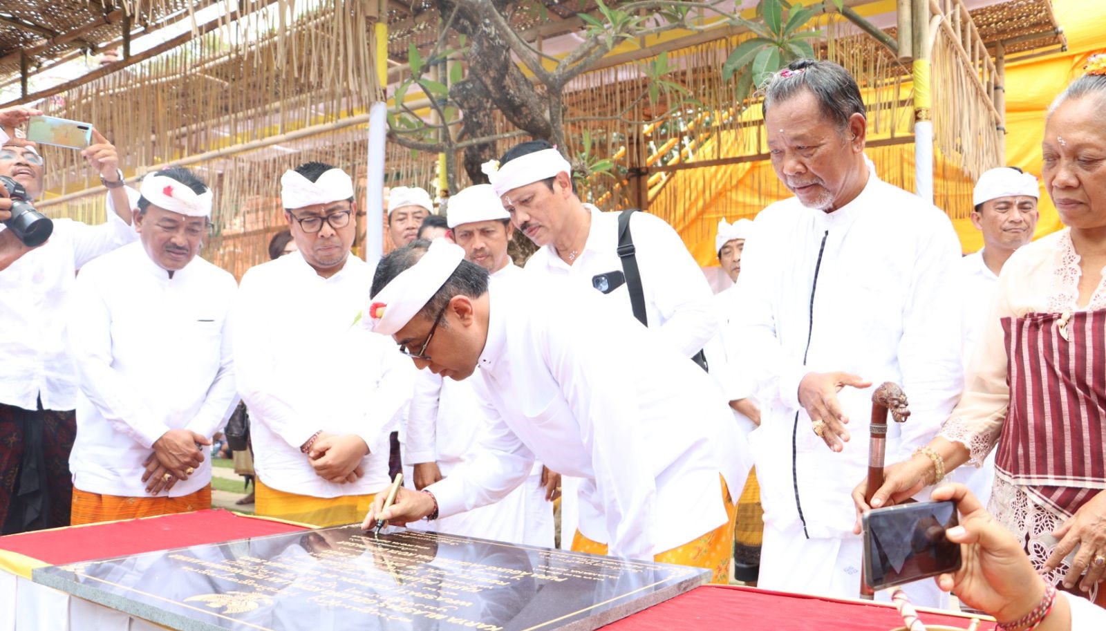 Walikota Denpasar IGN Jaya Negara saat menandatangani prasasti di Pura Agung Jagatnatha, Denpasar, Kamis 26 Oktober 2023.