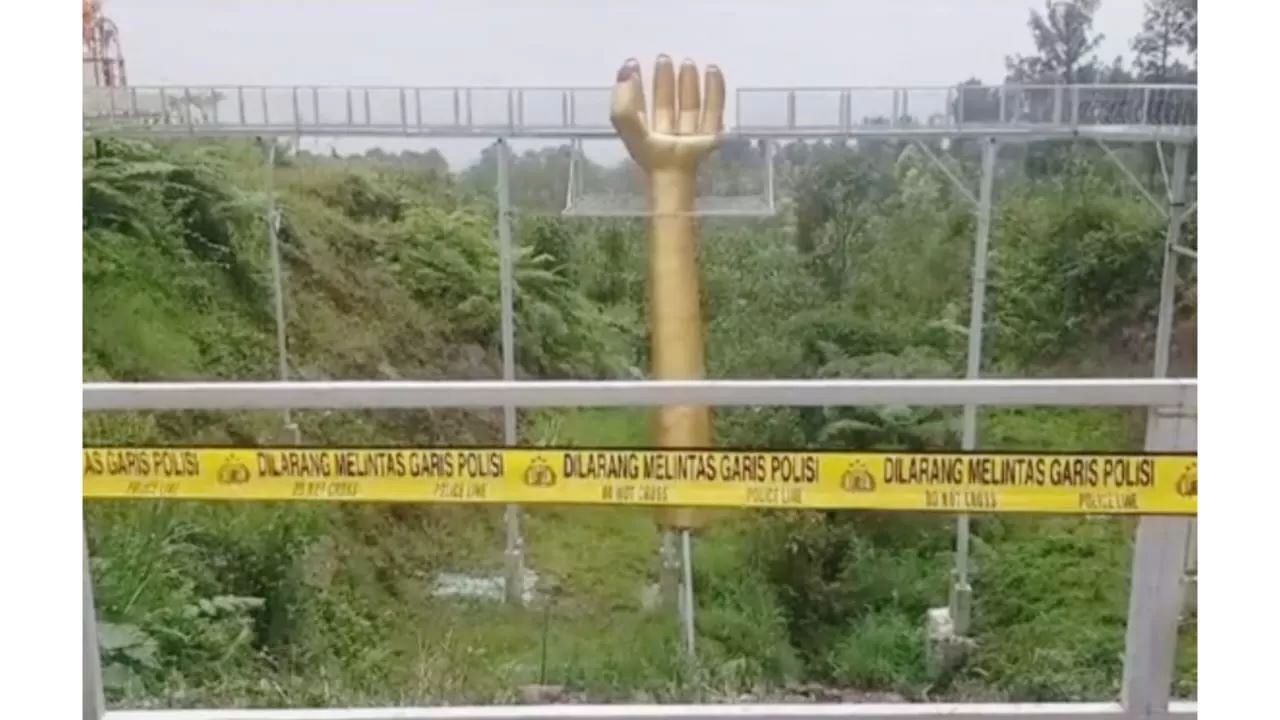 Jembatan kaca obyek wisata The Geong pecah akibatkan dua orang wisatawan jatuh dari ketinggihan 10 menter.