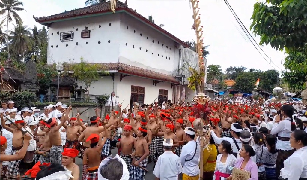 NYERET: Tradisi Nyeret di Desa Adat Ababi Karangasem, berjalan dengan dengan membawa keris terhunus sambil berteriak.