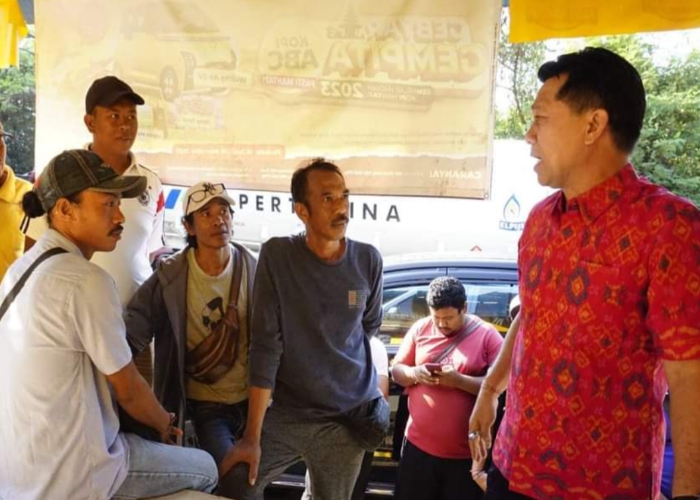 KOORDINASI : Bupati Suwirta saat berkoordinasi dengan sopir pengangkut barang ke Nusa Penida.