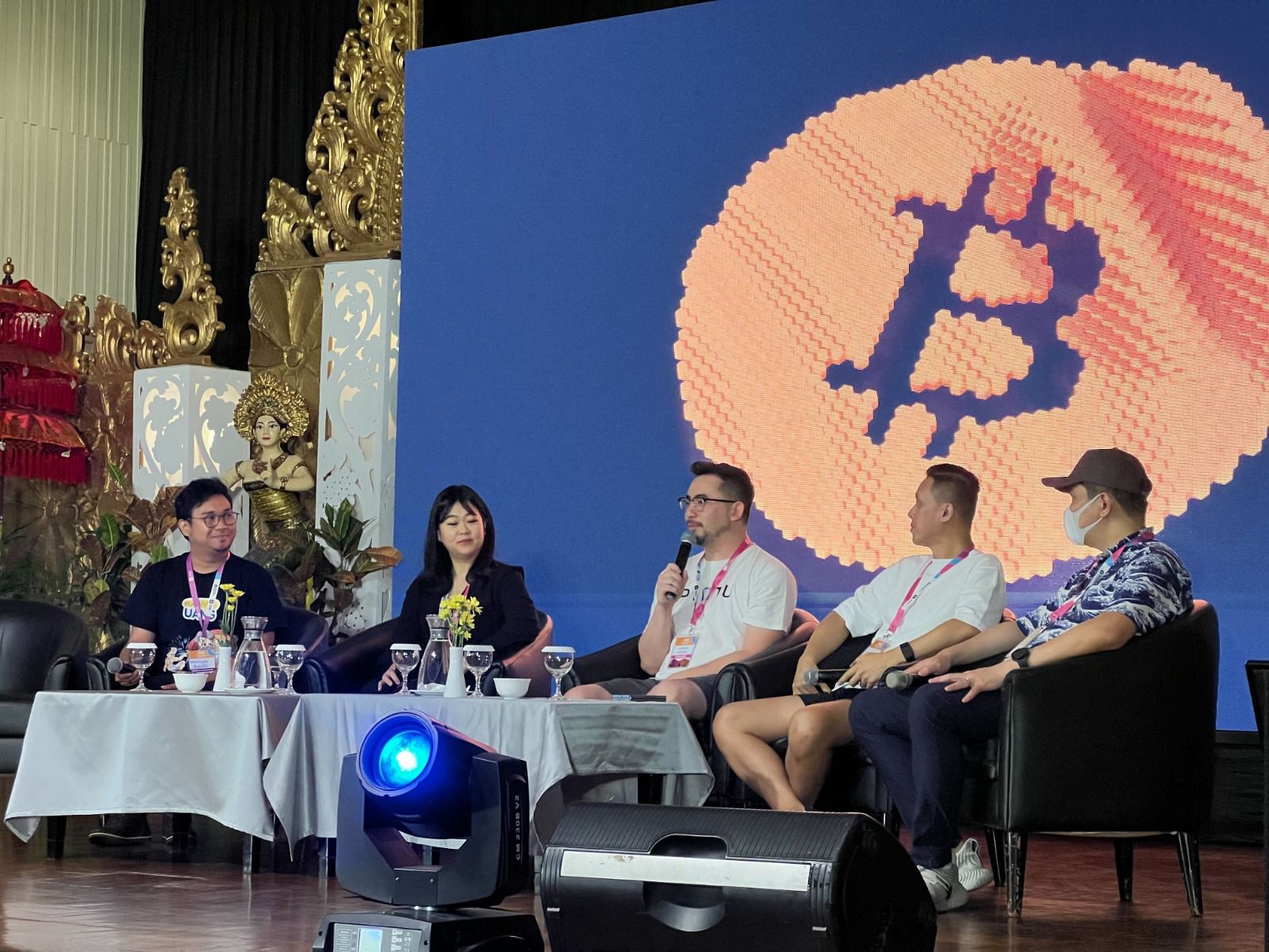 EDUKASI: Safari edukasi PINTU. (Tengah) Head of Community PINTU Jonathan Hartono saat berbicara mengenai strategi PINTU dalam mengedukasi masyarakat di gelaran Indonesia Bitcoin Conference 2023.