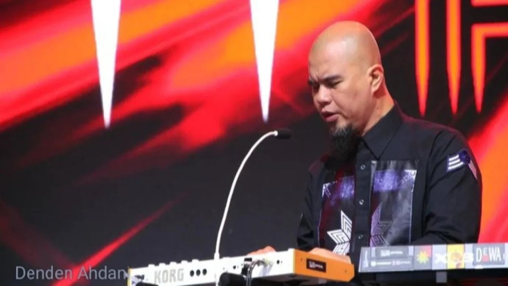 NAIK PANGKAT:  Ahmad Dhani janjikan Dandim, Kapolda dan Kapolres naik pangkat saat konser Simple Fest 2  di Lanud Wiriadinata Tasikmalaya (21/10) jika partainya menang.
