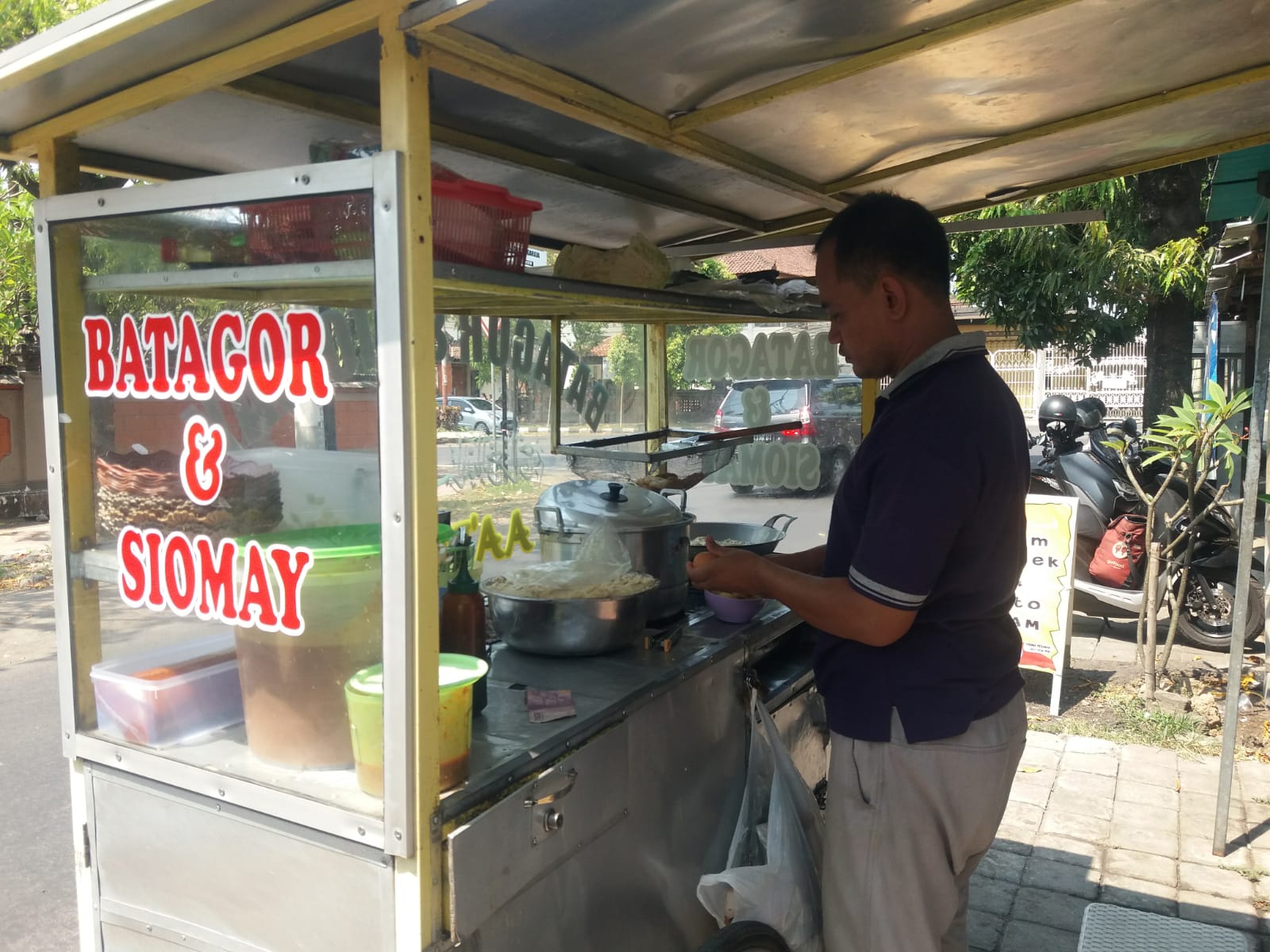 BATAGOR: AA&rsquo; Budi sering mangkal di sebelah Kantor BPJS Kesehatan Singaraja untuk menjajakan batagor dengan memakai gerobak.