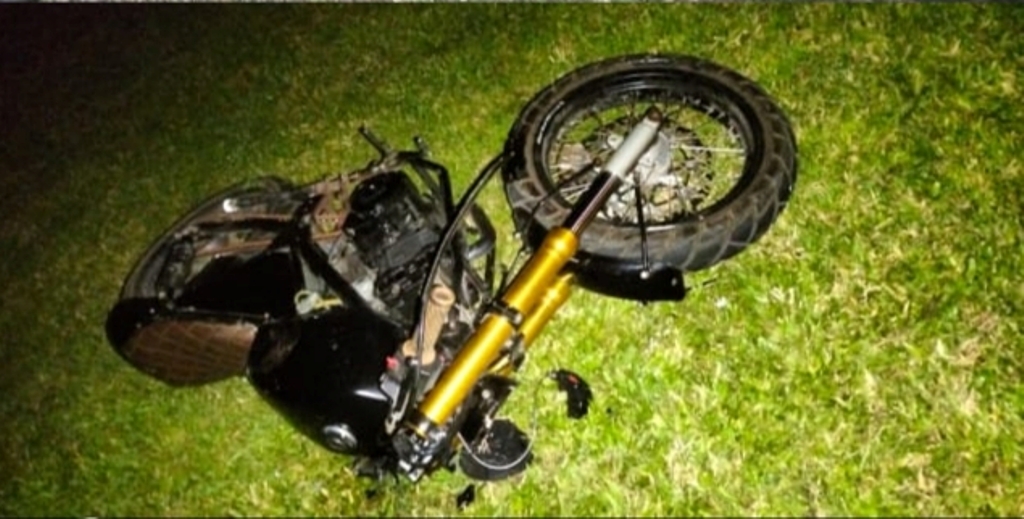 KECELAKAAN: Viky dan motornya terkapar di di pinggir kali Taman Pancing, Denpasar, Bali dengan kondisi luka-luka dan sudah tak bernyawa.