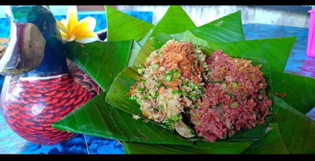 LAWAR: Lawar merupakan makanan tradisional khas Bali yang dibuat menggunakan berbagai jenis sayuran, daging dan kelapa.