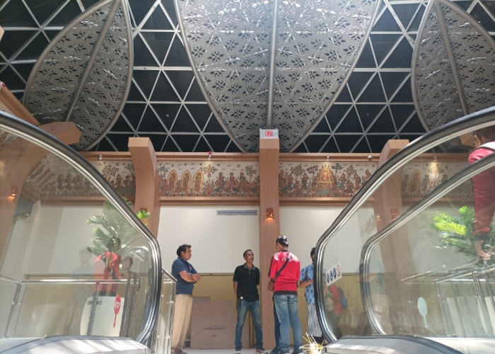 IKONIK : Lukisan Khas Kamasan yang menjadi dekorasi di Pasar Tematik Semarapura.