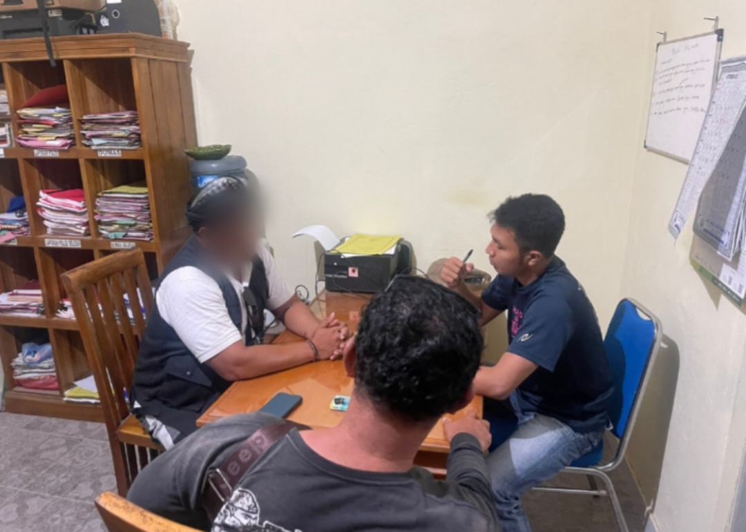DIPERIKSA : Oknum Pecalang yang diduga melakukan pemukulan terhadap korban saat diamankan di Mapolsek Nusa Penida.