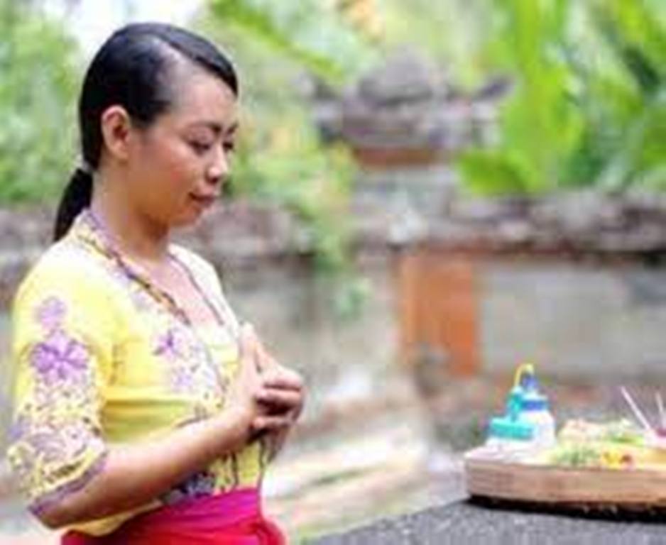 AMUSTIKARANA: Sikap Amustikarana saat melantunkan bait-bait mantram Puja Tri Sandya dalam ajaran agama Hindu memiliki makna mendalam.
