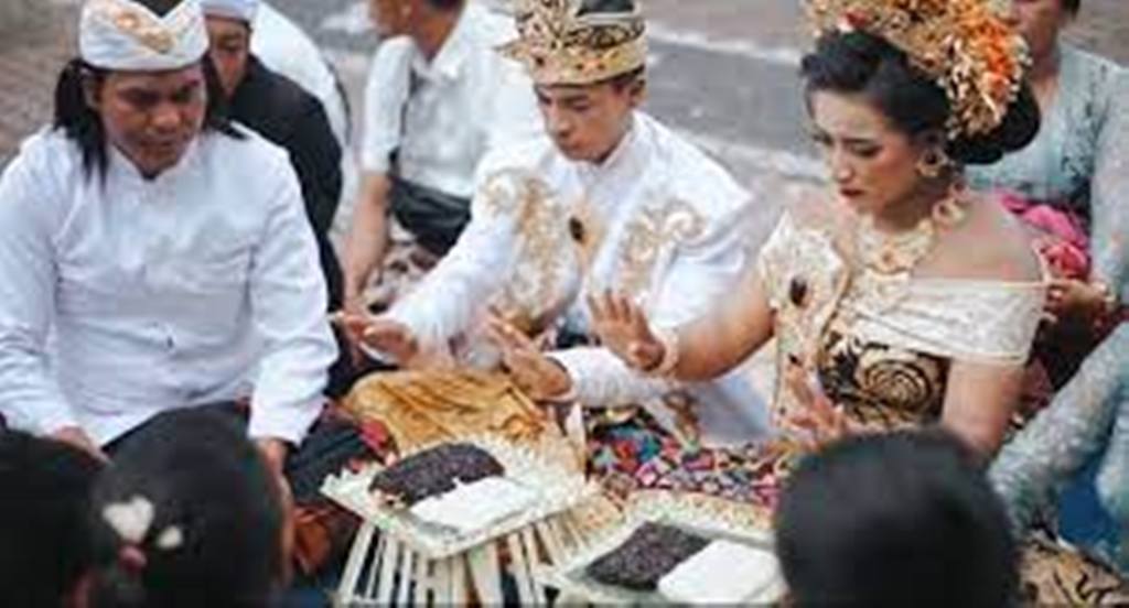 GRAHASTA: Memasuki masa grahasta asrama, pasangan suami istri harus melaksanakan tugas dan kewajiban. Soal tugas dan kewajiban suami istri disebutkan dalam Pupuh Ginanti.