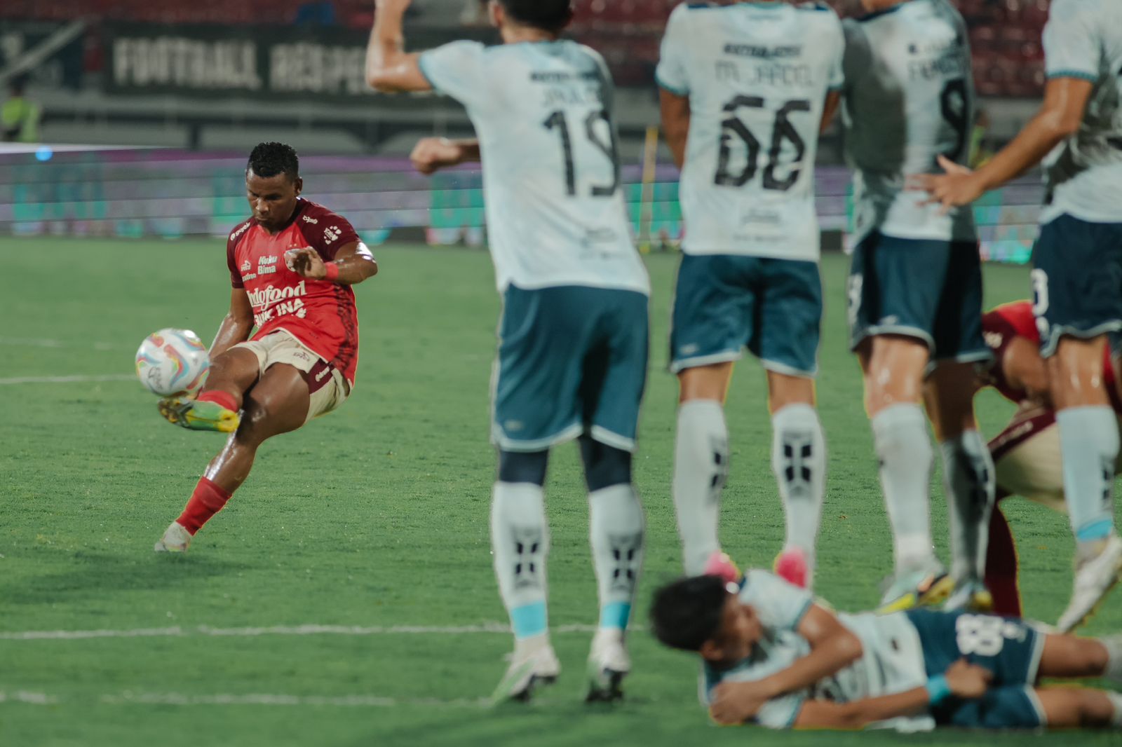 Gelandang Bali United, Eber Bessa saat melesakkan tendangan bebas ke gawang Persita Tangerang. Di laga pekan ke-17 ini, Bali United menang telak 3-0.