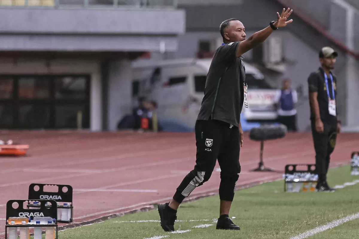 DITUNJUK: Uston Nawawi saat menjadi pelatih sementara di Persebaya ketika Aji Santoso didepak. Uston Nawawi kembali ditunjuk karena rentetan hasil buruk Persebaya.