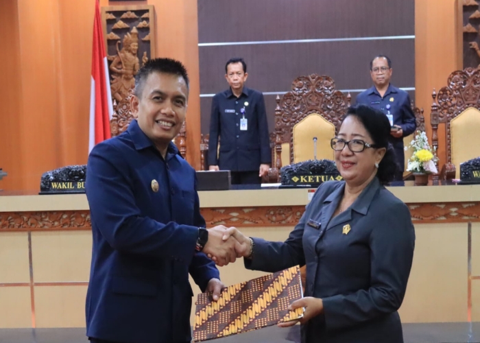 Wakil Bupati Jembrana I Gede Ngurah Patriana Krisna bersama Ketua DPRD Jembrana, Ni Made Sri Sutharmi usai Sidang Paripurna IV DPRD Kabupaten Jembrana masa persidangan I Tahun 2023/2024.