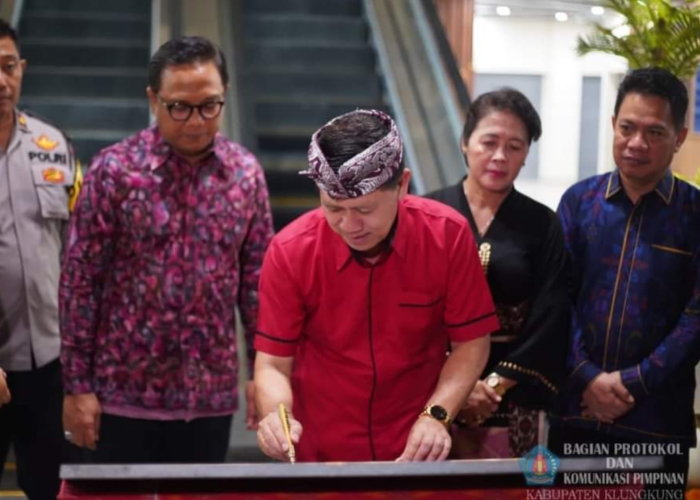RAMPUNG : Peresmian Pasar Tematik Wisata Pasar Umum Semarapura Selasa malam (31/10).