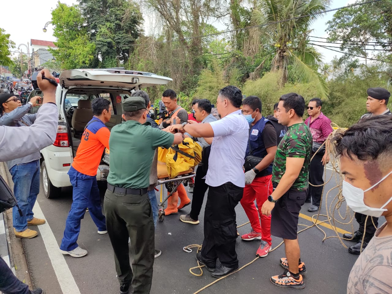 JENAZAH: Tim BPBD beserta Kepolisian Gianyar mengevakuasi jenazah seorang pelajar SMA yang ditemukan tewas di bawah jembatan Tukad Cangkir, Rabu (1/11)
