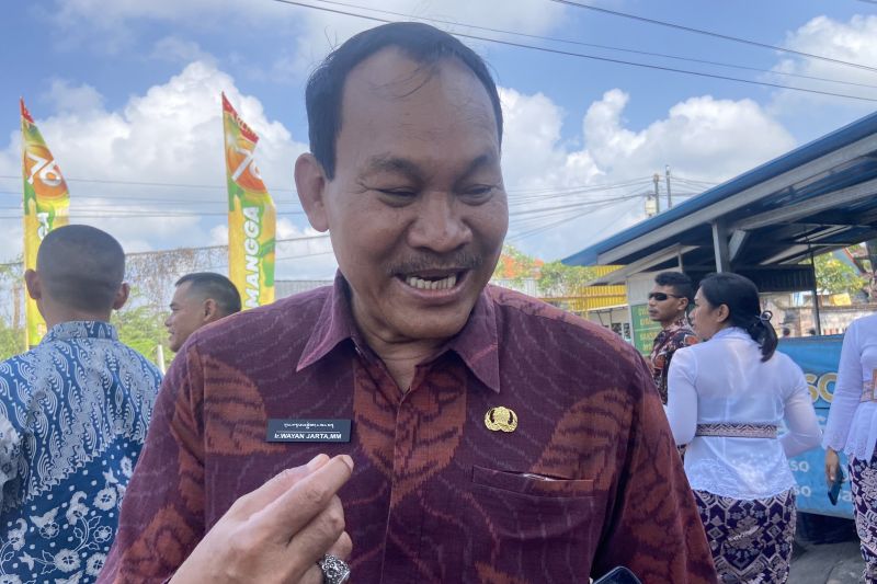 Kepala Disperindag Bali I Wayan Jarta ketika diwawancara soal rencana pembangunan pasar induk di Bali.