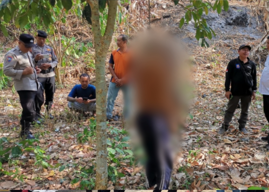 TERGANTUNG : Polisi saat melakukan olah TKP pasca I Nengah Tantra, 66, ditemukan tewas tergantung di Pohon Ceroring, Rabu (1/11).