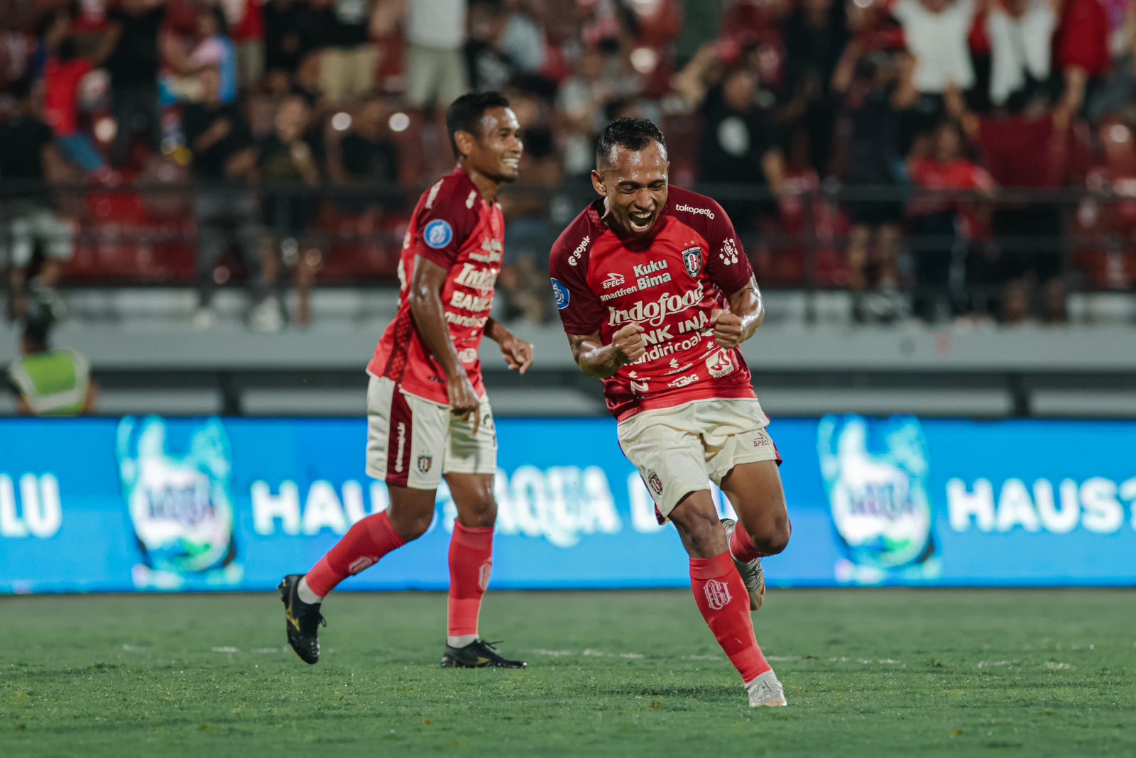 Laga Serdadu Tridatu dalam Liga 1 Indonesia di Stadion Kapten I Wayan Dipta. Bali United mendapat predikat Raja Distribusi Gol di putaran pertama Liga 1 Indonesia musim 2023/2024.